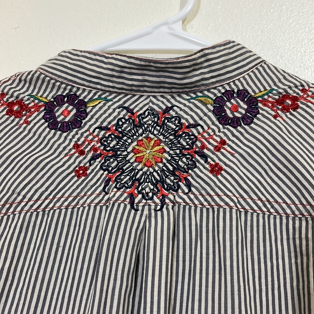 3J Workshop Johnny Was gray/ white striped embroidered long blouse. Size Small - Picture 11 of 12